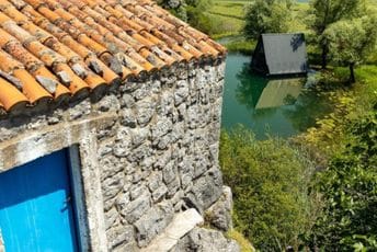 (VIDEO) Tenzije u Kaluđerovom oku: Nadzornici uklonili bungalov, vlasnici ga ekspresno vratili, institucije nijeme