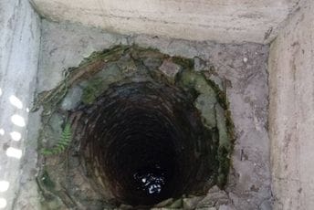 (FOTO) Pas upao u bunar, spasili ga vatrogasci