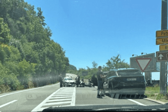 Saobraćajna nezgoda kod Petrovca: Sudarili se motor i automobil