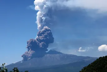(VIDEO) Eruptirala Etna, turisti bježali pred oblakom dima