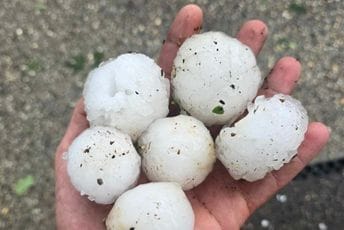 (FOTO) Oluja napravila haos u Sloveniji: Oštećeni krovovi, usjevi potpuno uništeni...