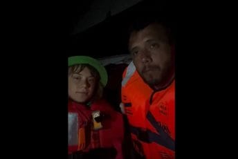 Putnici broda kojim Greta Tunberg plovi ka Gazi javili da iznad njih leti dron