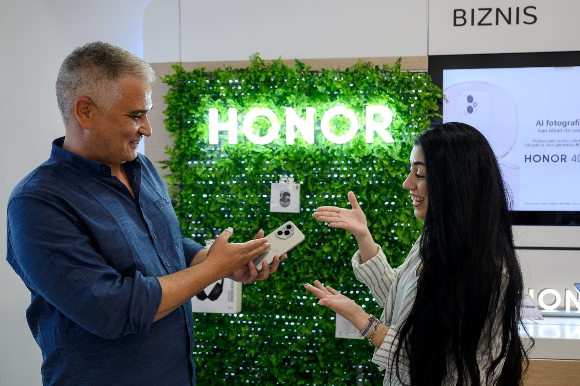 Fotografija 2: U novom krilu BIG Fashion-a otvorena nova One poslovnica u znaku nove  HONOR 400 serije