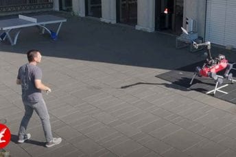 (VIDEO) U Švajcarskoj razvijen robot koji igra badminton protiv ljudi