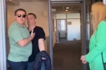 Pogledajte kako je danas bilo u ASK: Službenik nije dozvolio Martinoviću i Perović da uđu (VIDEO)