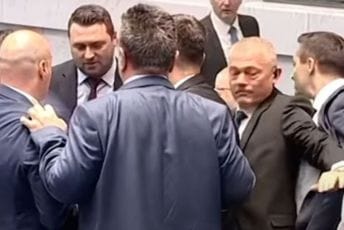 (VIDEO) Haos u bugarskom parlamentu: Poslanici blokirali govornicu i izazvali fizički incident