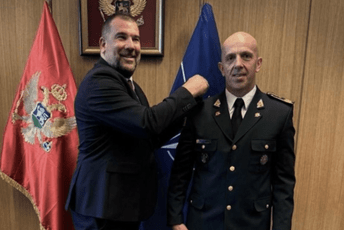 Krapović uručio činove Vuksanoviću: Važan trenutak za državu
