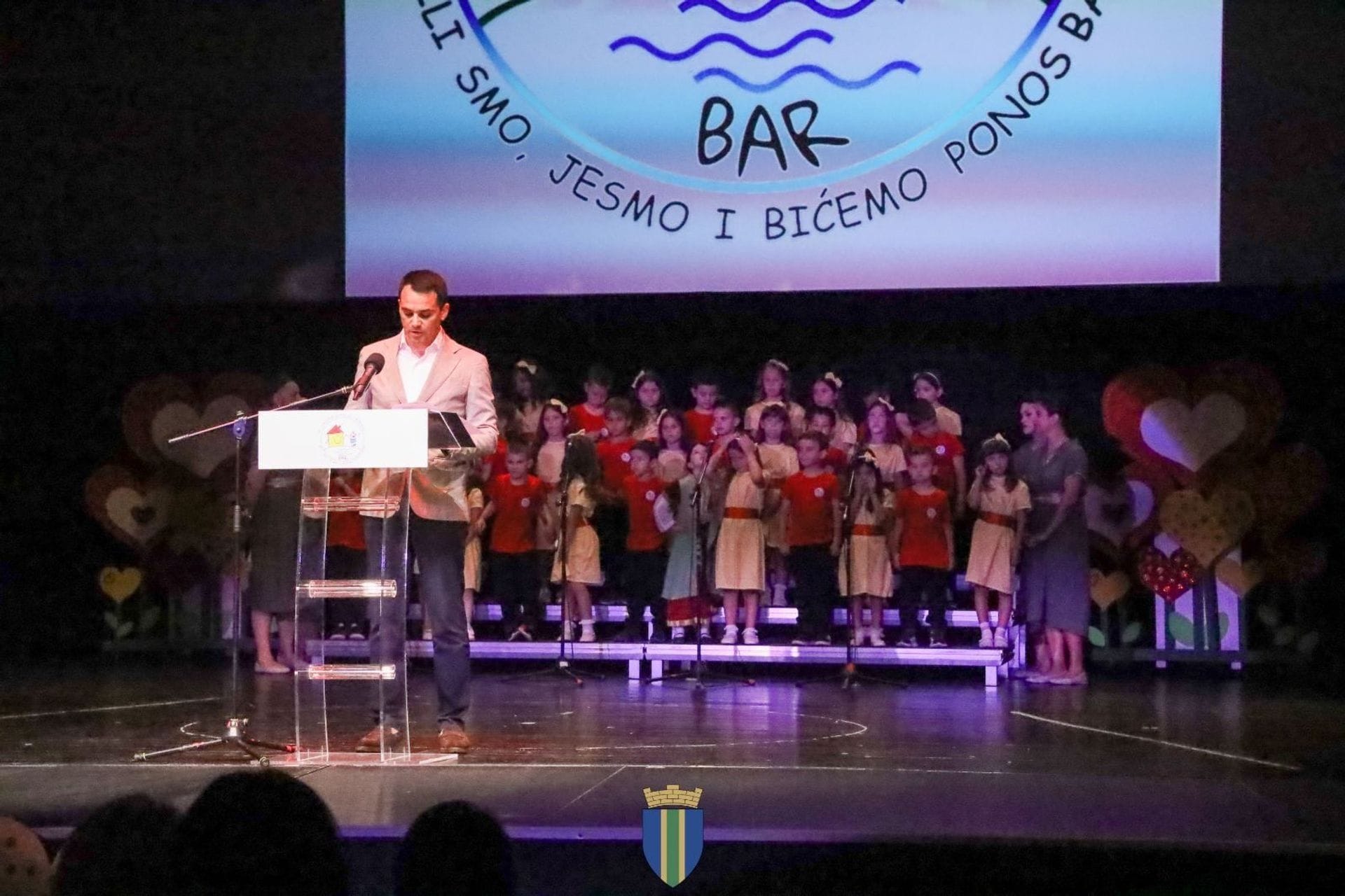 Fotografija 1: (VIDEO) "Bili smo, jesmo i bićemo ponos našeg grada": Bar proslavio 104. rođendan JPU "Vukosava Ivanović Mašanović"