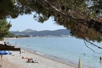 (FOTO/VIDEO) Prazne plaže – prazne kase: Crna Gora gubi trku u turizmu
