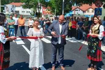 Pljevljaci dobili prvi kružni tok, vrpcu držale folklorašice u narodnoj nošnji Srbije