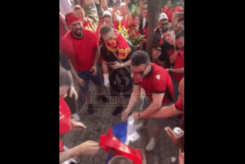(VIDEO) Tirana: Albanski navijači cijepali i gazili zastavu Srbije