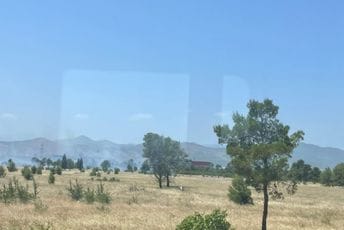Na Ćemovskom polju gori veća površina niskog rastinja: Vatrogasci na terenu