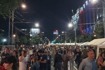 (VIDEO) Blokirana ulica kod Vlade Srbije: Podignuta metalna ograda i šatori