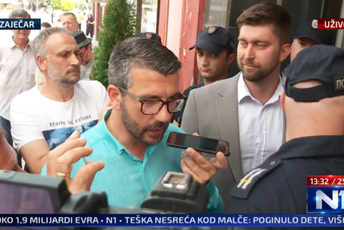 Haotično u Zaječaru: Opozicija traži uvid u birački materijal, policija im ne da da uđu u zgradu Opštine