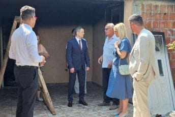 Mujović obišao porodicu Ćetković čija kuća je izgorjela u požaru: Najavio da će Glavni grad pomoći shodno mogućnostima