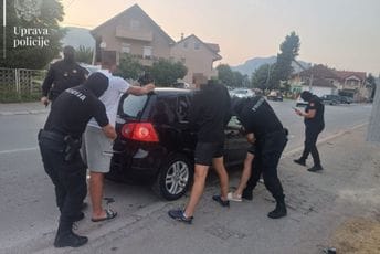 Pretresi na sjeveru: Uhapšeno osam osoba, oduzeta vozila, oružje i droga