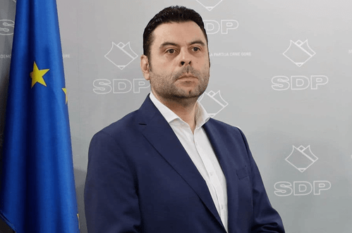 Vujović: Sa grana vrapci i svaki njegov Ćaci znaju da je  Vučić godinama bio potrčko Mila Đukanovića