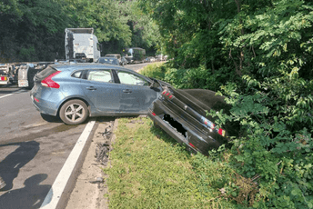 Udes na putu Bar-Petrovac: Automobil sletio sa puta, povrijeđene dvije osobe