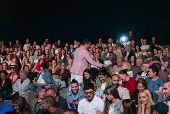 Kesić oduševio publiku na Cetinju, večeras predstava „Frenki i Džoni“ sa Slobodom Mićalović i Igorom Đorđevićem
