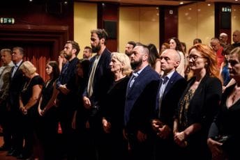 „Niko nije tako tiho koračao pozorištem, a ostavljao iza sebe neizbrisiv trag“: Posljednji aplauz Momu Pićuriću na sceni CNP-a