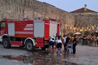 Havarija na vodovodnoj mreži u Budvi: Građanima dijele vodu, ekipe rade na sanaciji kvara