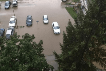 (VIDEO) Oluja iza sebe ostavila haos u Priboju: Na ulicama potop, iščupana stabla, pokrenuta klizišta