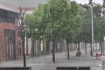 (VIDEO) Oluja praćena gradom pogodila Podgoricu