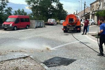 (VIDEO/FOTO) Stara varoš: Kaldrmom teče fekalni mulj