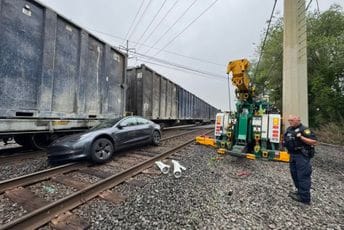 Vozač uključio autonomni režim vožnje pa završio na šinama