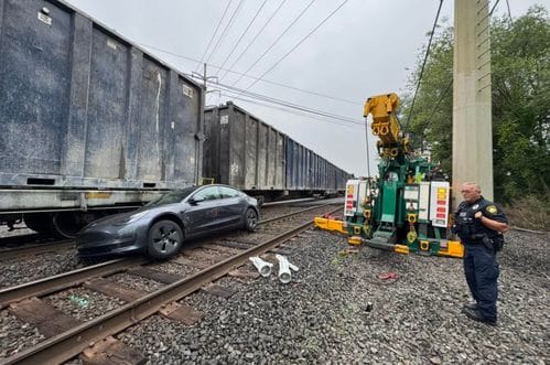 Vozač uključio autonomni režim vožnje pa završio na šinama