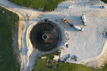 (FOTO) Počelo betoniranje prvog od osam temelja za vjetroturbine vjetroparka Gvozd kod Nikšića, izvođač radova kompanija Bemax