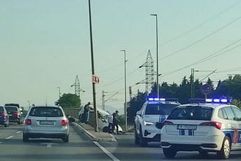 Podgorica: Nezgoda u Maslinama, automobilom probio zaštitnu ogradu, jedna osoba povrijeđena