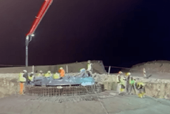 (VIDEO) Betoniranje temelja za vjetrenjače punom parom i pod reflektorima