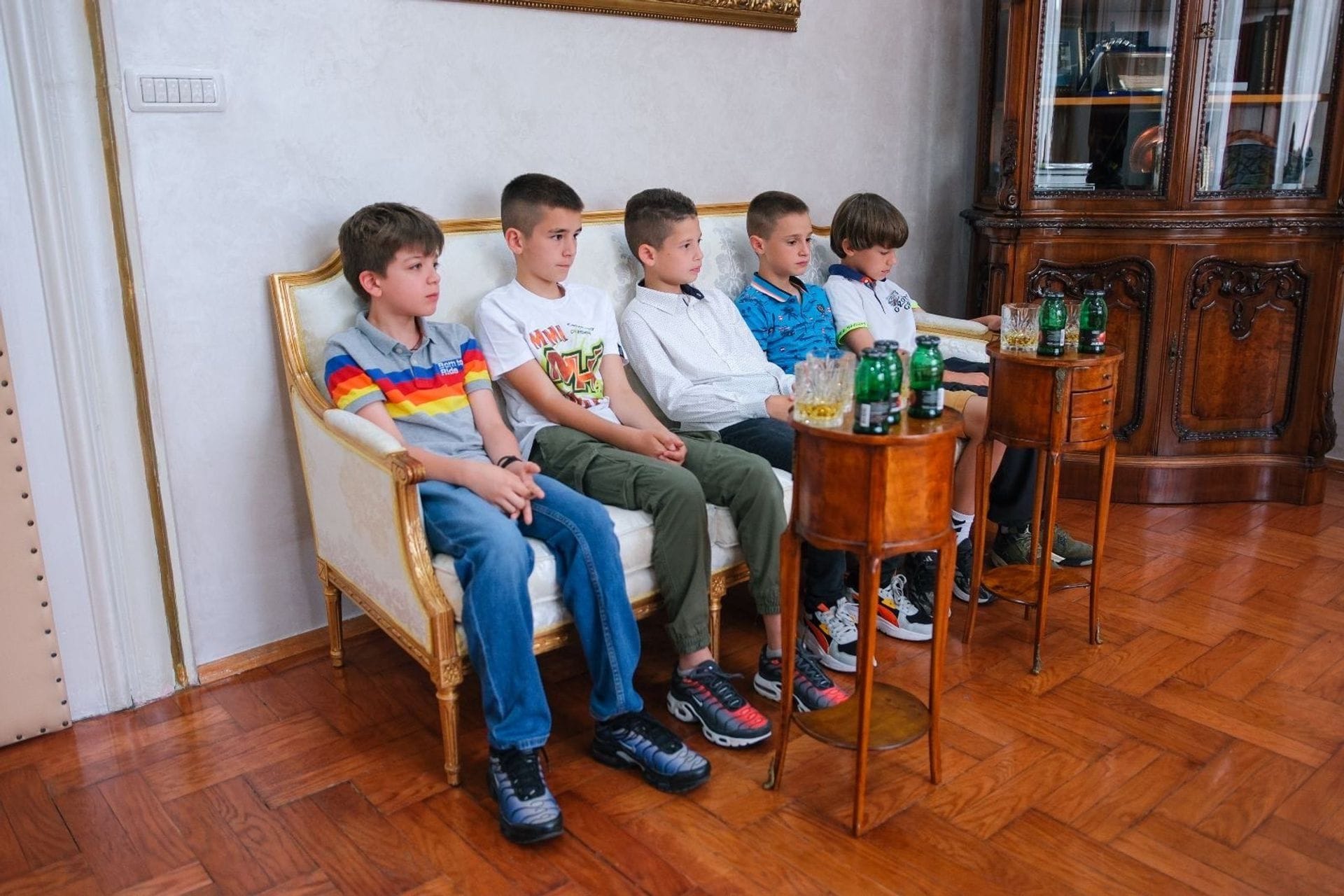 Fotografija 2: Ponos Cetinja: Đurašković nagradio dječake koji su pronašli i vratili izgubljeni novac