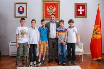 Ponos Cetinja: Đurašković nagradio dječake koji su pronašli i vratili izgubljeni novac