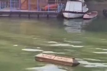(VIDEO) Bizaran prizor snimljen u Beogradu: Mrtvački sanduk pluta rijekom
