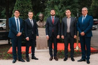 U Podgorici otkrivena bista Suli Radovom