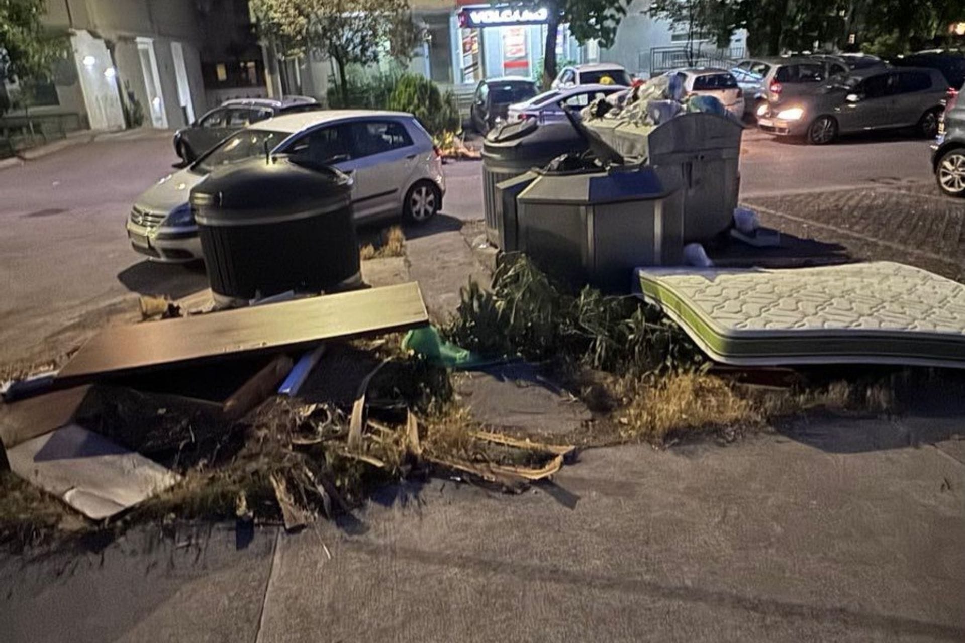 Fotografija 1: U različitim djelovima Podgorice: Gomile otpada pored kontejnera