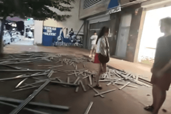 Podgorica: U centru se srušila konstrukcija sa fasade, prolaznica imala baš mnogo sreće (VIDEO)