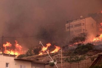(VIDEO) Veliki požar na hrvatskom primorju: Gore kuće u okolini Omiša, uništena poznata uljara, dio stanovnika evakuisan