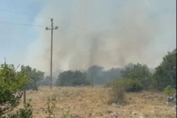 (VIDEO) Pogledajte: Helikopter i vatrogasci u akciji, vjetar otežava gašenje požara u Podgorici