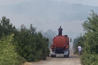 (VIDEO) Pogledajte: Avion i vatrogasci u akciji, vjetar otežava gašenje požara u Podgorici