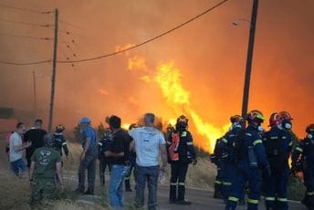 (VIDEO) Bukti požar na grčkom ostrvu: Proglašeno vanredno stanje