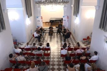 Magično muzičko veče u Kotoru: Virtuoznim izvođenjem Šubertovog Okteta počeo 16. Festival gudača u Perastu