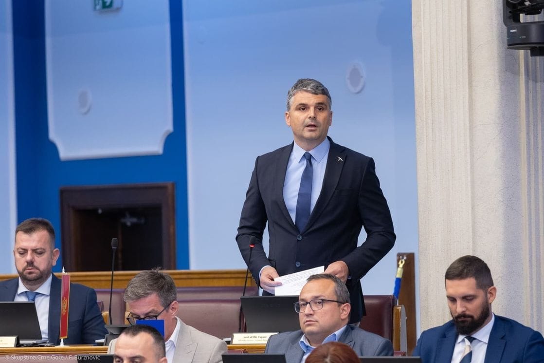 „Nepodoban i prije i poslije 30. avgusta“: I Čapuni objavio svoje diplome