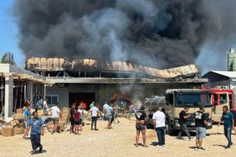 (VIDEO/FOTO) Ulcinj: Gori magacin u kojem ima hemikalija, čuju se eksplozije, požar gase i mještani
