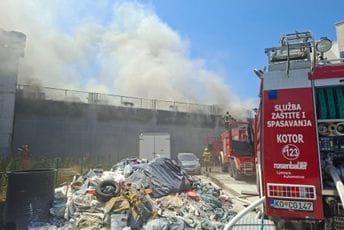 Izgorjele radionice na spratnoj garaži u Radanovićima: Vatru gasilo 50 vatrogasaca, oštećena vozila, povrijeđeno dvoje (FOTO)