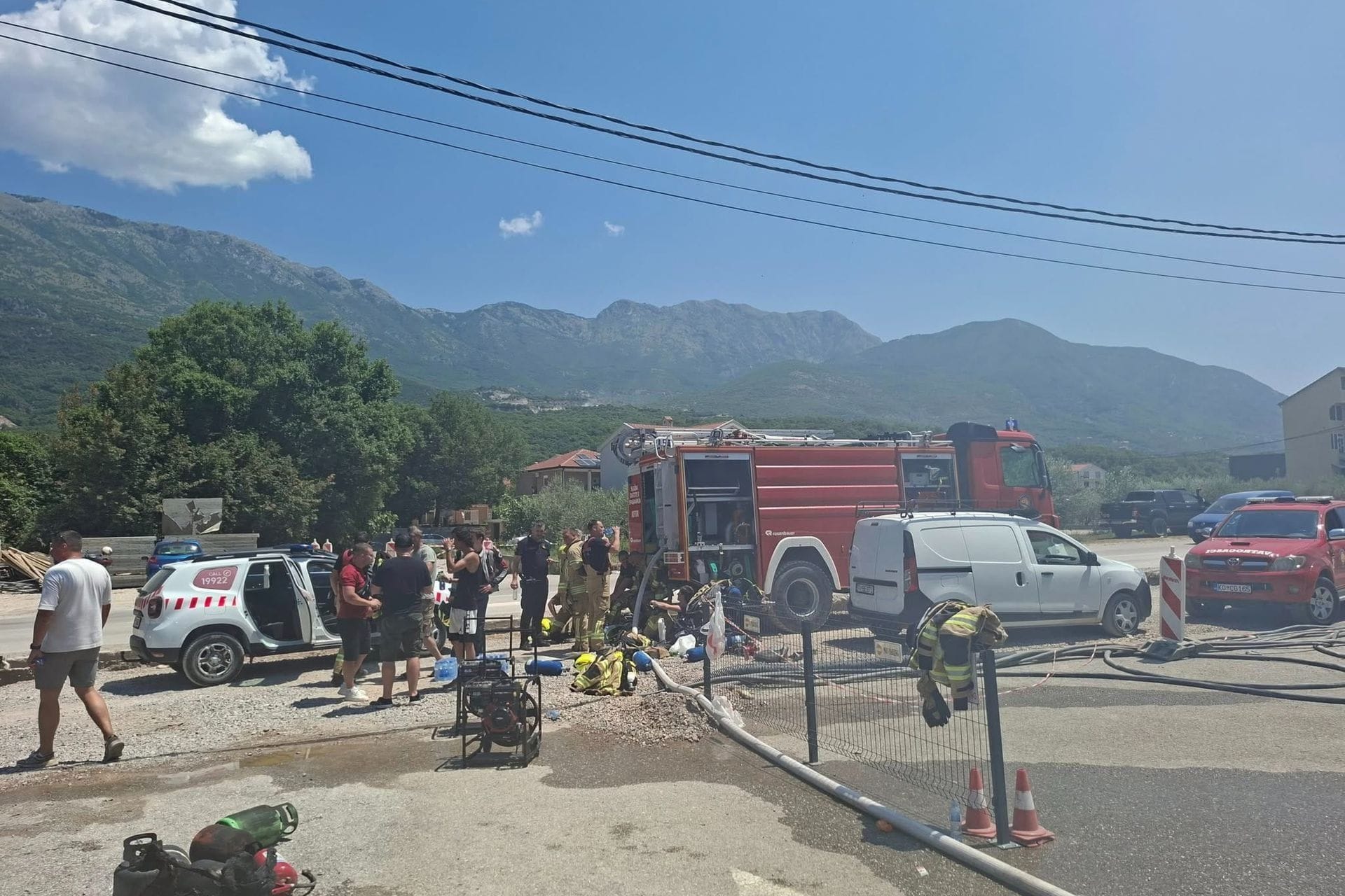 Fotografija 1: Izgorjele radionice na spratnoj garaži u Radanovićima: Vatru gasilo 50 vatrogasaca, oštećena vozila, povrijeđeno dvoje (FOTO)
