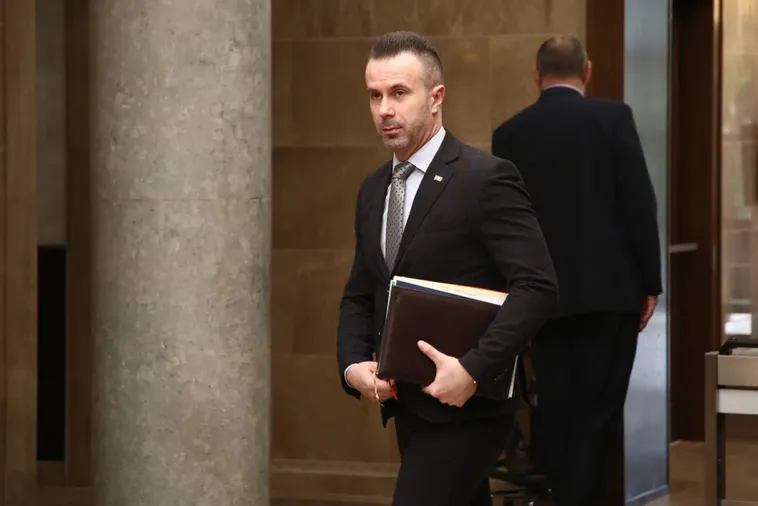 Kada se sretnu kupljena diploma, poslanički imunitet i cenzura