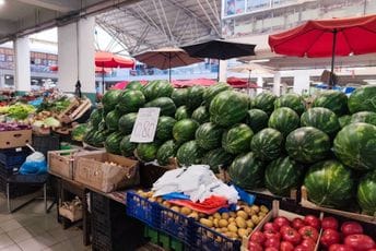 Ljetnji pijačni barometar: Od lubenica po euro za kg do kajmaka za 20, borovnice luksuz, paradajz standard